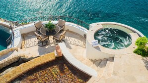 A rooftop terrace with a pool, a hot tub, and a seating area with a table and chairs. - Exclusive Holiday Villa with Private Pool near Beach, Cabo San Lucas Villa 1042 (Cabo San Lucas)