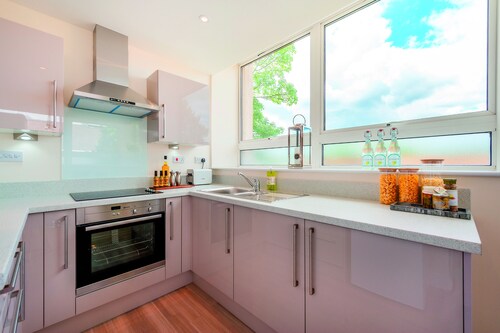 Contemporary 2 Bedroom in the heart of Stevenage - Fully Furnished