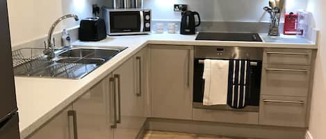 Refrigerador, microondas, horno y parrilla de estufa