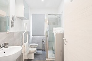 Ducha, secador de pelo y bidé