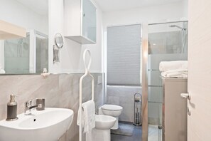Ducha, secador de pelo y bidé