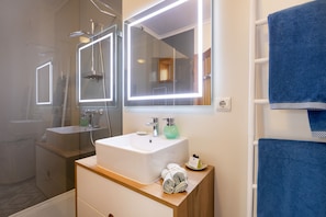 Apartment, 2 Bedrooms, Ocean View | Bathroom | Shower, hair dryer, towels, soap