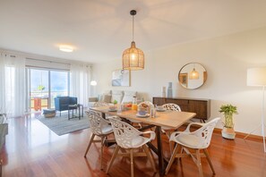 Apartment, 2 Bedrooms, Ocean View | Living area