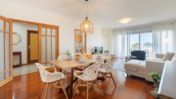 Leilighet, 2 soverom, havutsikt | Oppholdsområde | Flatskjerm-TV