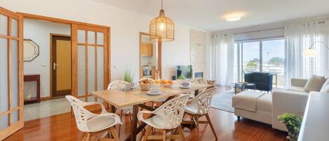 Apartamento, 2 quartos, vista para o oceano | Área de estar | TV de tela plana