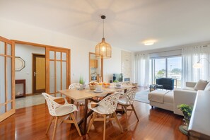 Apartment, 2 Bedrooms, Ocean View | Living area