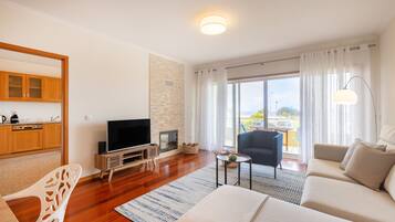 Leilighet, 2 soverom, havutsikt | Oppholdsområde | Flatskjerm-TV