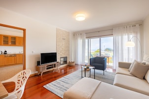 Apartamento, 2 habitaciones, vistas al mar | Zona de estar | Una televisión de pantalla plana