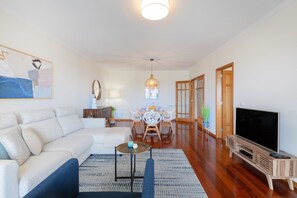 Apartment, 2 Bedrooms, Ocean View | Living area