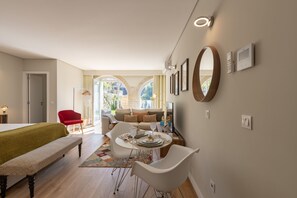 Studio, terras, uitzicht op tuin | Woonruimte | Een flatscreentelevisie