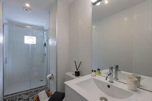 สตูดิโอ, ระเบียง, วิวสวน | ห้องน้ำ | ฝักบัว, ไดร์เป่าผม, ผ้าเช็ดตัว, สบู่