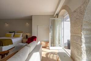 Studio, terras, uitzicht op tuin | Woonruimte | Een flatscreentelevisie