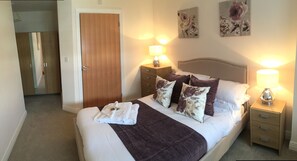 1 makuuhuone, tallelokero huoneessa, silitysrauta/-lauta