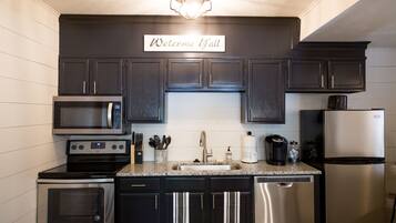 雪櫃、微波爐、焗爐、爐具