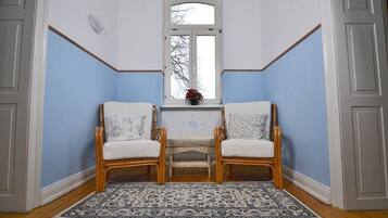 Apartment (Turmzimmer) | Living area | Smart TV, toys