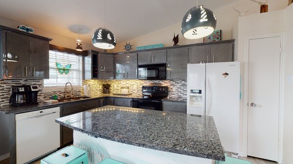 Fridge, microwave, oven, stovetop - Parking for Boat, Golf Cart Access, In Town (Port Aransas)