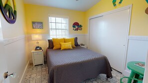3 bedrooms, free WiFi, bed sheets - Parking for Boat, Golf Cart Access, In Town (Port Aransas)