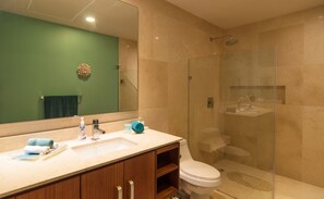 Towels, soap, shampoo, toilet paper - Luxe Oasis Rooftop Infinity Pool Terrace (Playa del Carmen)