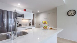Oven, stovetop, dishwasher, cookware/dishes/utensils - Brand New! Townhome in Gated Community Mayakoba (Playa del Carmen)