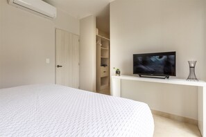 3 bedrooms, laptop workspace, iron/ironing board, WiFi