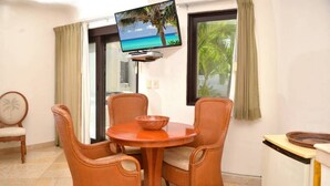 Dining - Downtown Suite + Pool, Steps to Beach & 5th! (Playa del Carmen)