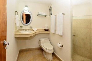 Towels, soap, shampoo, toilet paper - Downtown Suite + Pool, Steps to Beach & 5th! (Playa del Carmen)