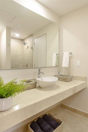 Jabón, shampoo, papel de baño