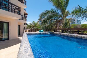 Outdoor pool, sun loungers