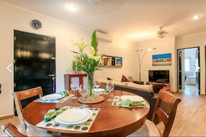 Full-sized fridge, microwave, oven, stovetop