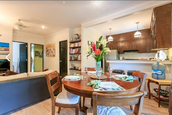 Full-sized fridge, microwave, oven, stovetop