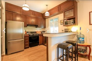 Refrigerador con congelador, microondas, horno y parrilla de estufa 