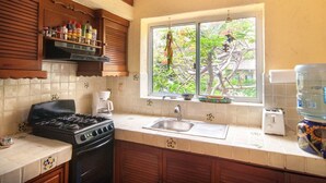Oven, kompor, mesin pencuci piring, dan peralatan masak/sendok-piring