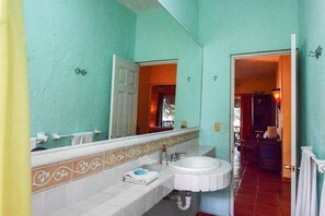 Jabón, shampoo, papel de baño 