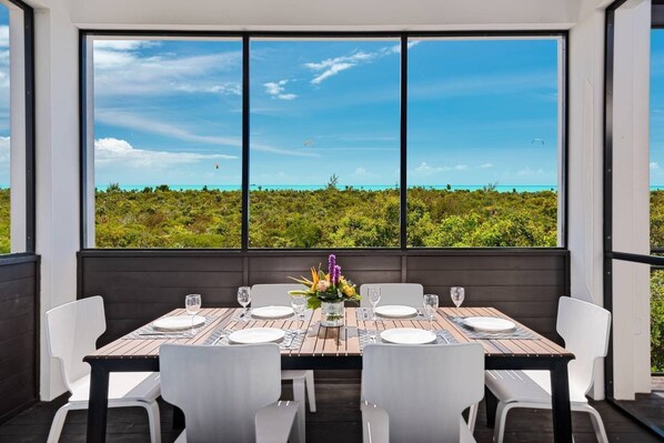 Forno, piano cottura, lavastoviglie, seggiolone