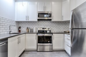 Lò nướng, bếp nấu, máy rửa bát, dụng cụ nấu nướng/bát dĩa/dao nĩa