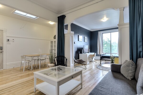 TV, Netflix, dịch vụ stream