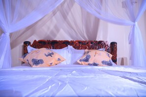 Phòng đôi Deluxe | Bàn, khu vực làm việc phù hợp cho laptop, phòng cách âm 