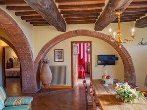 Villa (1 Bedroom) | Wohnzimmer | Fernseher, Kamin