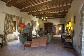 Villa (1 Bedroom) | Wohnzimmer | Fernseher