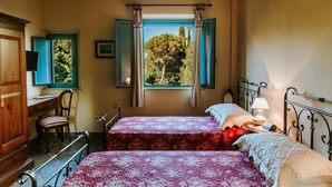 A bedroom with two beds, a desk, and a chair. - Villa Collina Sul Mare (Porto San Giorgio)