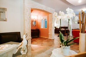 Villa (5 Bedrooms) | Sala de estar | Televisión y chimenea