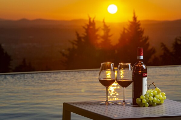 Outdoor pool, sun loungers - Villa Assisi (Assisi)