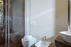 Villa (4 Bedrooms) | Bathroom | Shower, hair dryer, towels
