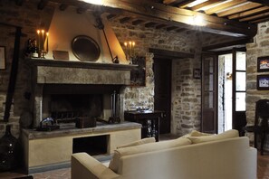 Villa (3 Bedrooms) | Wohnzimmer | Fernseher