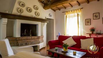 Villa (4 Bedrooms) | Soggiorno | TV, caminetto