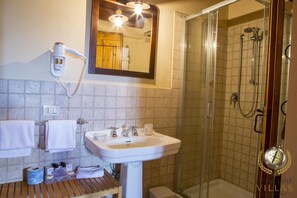 Villa (Multiple Bedrooms) | Badrum | Dusch och handdukar