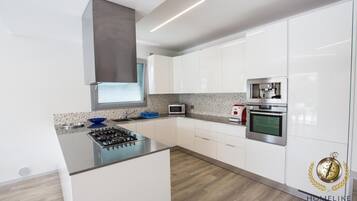 Vila (6 Bedrooms) | Dapur pribadi | Oven, mesin pencuci piring, dan kursi makan untuk bayi