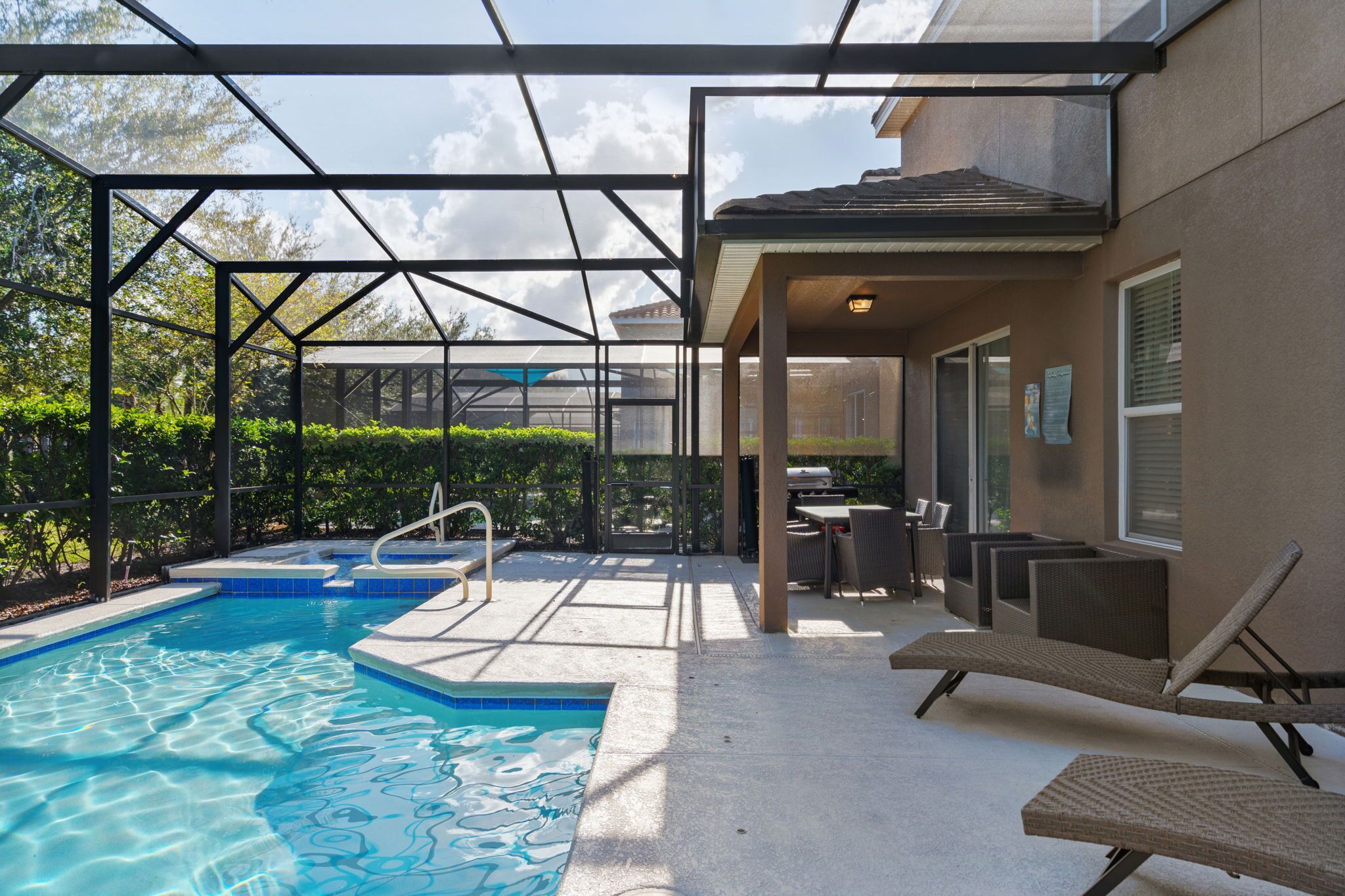 Discover Premium Comfort living: 5BD Home, pv Pool, Games Room, Gated Resort!