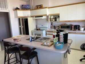 Fridge, microwave, oven, stovetop - The Couvent (Sainte-Anne-des-Monts)