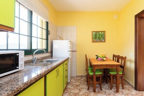 Microondas, placa de cocina, cafetera/tetera, utensilios de cocina